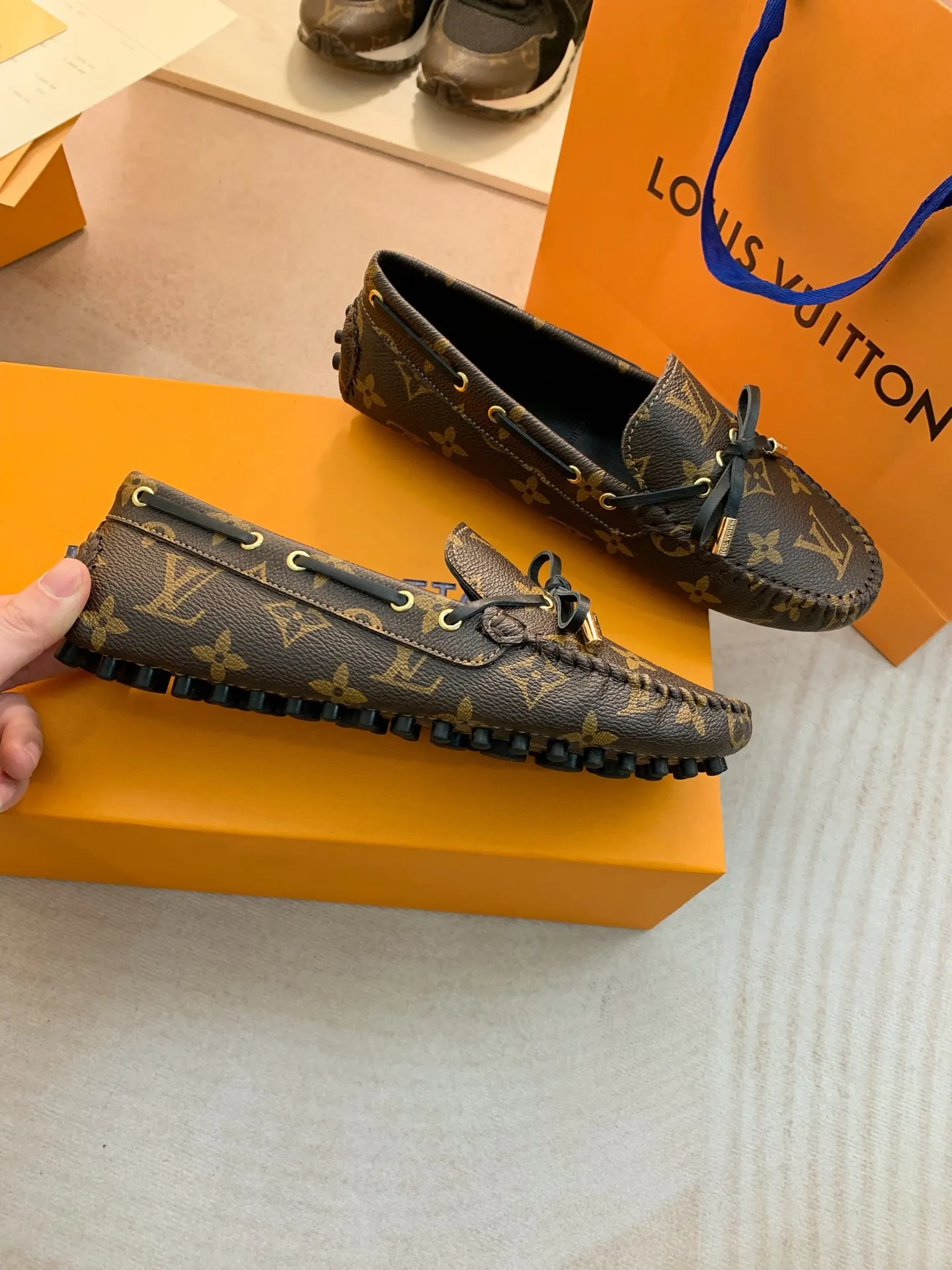 p460💰Couple model❤️🇫🇷 𝙇𝙤𝙪𝙞𝙨 𝙑𝙪𝙞𝙩𝙩𝙤𝙣 🇫🇷Louis Vuitton 2023 Classic𝓛𝓿 𝓣𝓻𝓪𝓲𝓷𝓮𝓻 Sports Series ➪➪➪¯ [Arizona Doudou Shoes Series] ▪️▪️▪️Arizona slip-on shoes are made of Monogram Eclipse canvas. Its hand-painted and dyed edges and hand-sewn uppers fully demonstrate Louis Vuitton's traditional shoemaking craftsmanship. This slip-on shoe is very lightweight. The integrated tongue and upper make it particularly comfortable and flexible. The soft outsole is equipped with rubber padding. Decorated with matching sash. Detailed features: ☑️Monogram Eclipse canvas ☑️Black Eclipse pattern ☑️Hand-painted shoe edges ☑️Hand-sewn uppers (each pair takes time to process) ☑️Integrated tongue and upper construction ☑️Outsole equipped with rubber lining ☑️size: 35_46